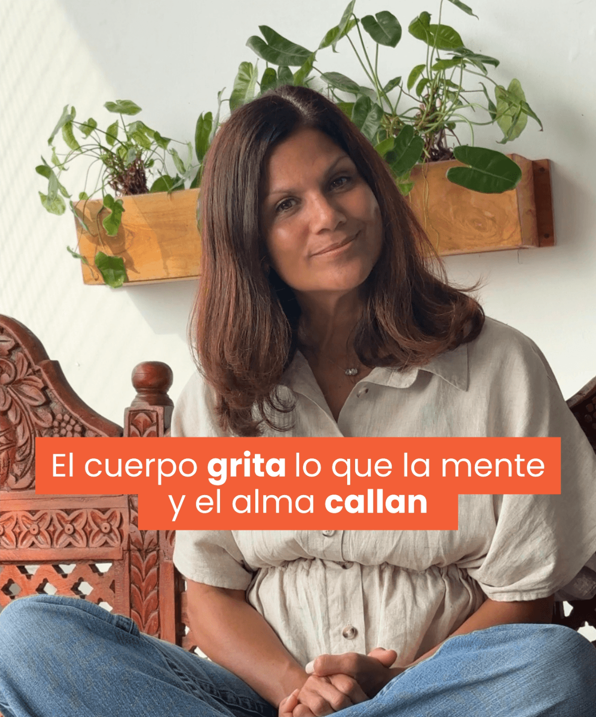 Emy Alonso dando la conferencia El cuerpo grita